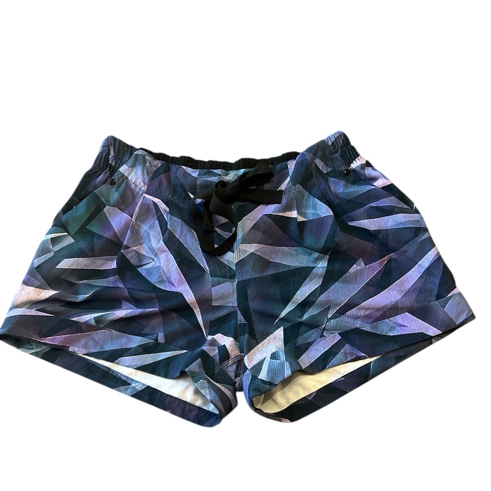 Lululemon Spring Break Away Short in Pretty Prism Pattern Size 8